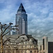 Und zum Schluss noch einmal Frankfurt, diesmal mit einem positiv belegten Spitzenplatz. Kein Ort in Deutschland ist besser für Akademiker, finden INSM und Wirtschaftswoche. Und zum Schluss noch einmal Frankfurt, diesmal mit einem positiv belegten Spitzenplatz. Kein Ort in Deutschland ist besser für Akademiker, finden INSM und Wirtschaftswoche.