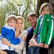 Ein Bild aus glücklichen Tagen: Billi Cramer mit ihrem Mann Burkhard und den beiden gemeinsamen Kindern Henry und Mika. (v.l. Noah Hartung, Veronica Ferres, Roeland Wiesnekker, Lenny Den Dooven) Ein Bild aus glücklichen Tagen: Billi Cramer mit ihrem Mann Burkhard und den beiden gemeinsamen Kindern Henry und Mika. (v.l. Noah Hartung, Veronica Ferres, Roeland Wiesnekker, Lenny Den Dooven)