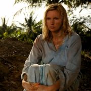 Nur mit einem Bademantel bekleidet und getrennt von ihrer Familie wartet Billi (Veronica Ferres) mit Soohee (Anchayaporn Thongsom) Nur mit einem Bademantel bekleidet und getrennt von ihrer Familie wartet Billi (Veronica Ferres) mit Soohee (Anchayaporn Thongsom)