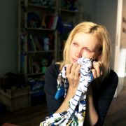 Zurück in Deutschland erwartet Billi nur Leere. Von ihrer quälenden Sehnsucht getrieben, riecht sie an den Schlafanzügen ihrer Kinder. Zurück in Deutschland erwartet Billi nur Leere. Von ihrer quälenden Sehnsucht getrieben, riecht sie an den Schlafanzügen ihrer Kinder.
