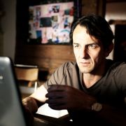 Michael Schäffer (Hans-Werner Meyer) hat seine Frau und die beiden Töchter durch den Tsunami verloren. Er ist neugierig auf die Frau, die ihn angerufen hat und liest über Billis Schicksal im Internet. Michael Schäffer (Hans-Werner Meyer) hat seine Frau und die beiden Töchter durch den Tsunami verloren. Er ist neugierig auf die Frau, die ihn angerufen hat und liest über Billis Schicksal im Internet.