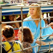 Wie Kriegsflüchtlinge werden die Menschen aus dem Katastrophengebiet ins Hinterland des thailändischen Phuket transportiert. Wie Kriegsflüchtlinge werden die Menschen aus dem Katastrophengebiet ins Hinterland des thailändischen Phuket transportiert.