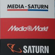 Media Markt und Saturn gehören zwar zum gleichen Konzern, treten in der Öffentlichkeit aber als erbitterte Konkurrenten auf. Media Markt und Saturn gehören zwar zum gleichen Konzern, treten in der Öffentlichkeit aber als erbitterte Konkurrenten auf.