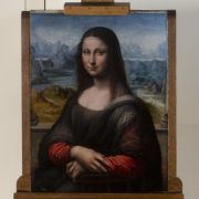 Millionen Besuchern geht es immer nur um ihr Äußeres, jeder Tag ist für sie ein einziges Fotoshooting. Das Leben der Mona Lisa ist karg und hart. Doch bald bekommt die geheimnisvollste Frau der Welt Gesellschaft: Millionen Besuchern geht es immer nur um ihr Äußeres, jeder Tag ist für sie ein einziges Fotoshooting. Das Leben der Mona Lisa ist karg und hart. Doch bald bekommt die geheimnisvollste Frau der Welt Gesellschaft: