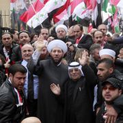 ... dutzende Demonstranten ihren Protest mit dem Leben bezahlen müssen. Assads öffentlicher Auftritt wurde von den Oppositionellen als blanker Hohn aufgefasst. ... dutzende Demonstranten ihren Protest mit dem Leben bezahlen müssen. Assads öffentlicher Auftritt wurde von den Oppositionellen als blanker Hohn aufgefasst.