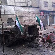 Umso empörter reagiert die Welt auf ein erneutes Veto Russlands und Chinas gegen eine Syrien-Resolution. Umso empörter reagiert die Welt auf ein erneutes Veto Russlands und Chinas gegen eine Syrien-Resolution.