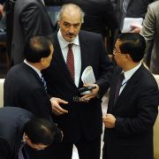 Syriens UN-Botschafter Baschar Dschaafari (Mitte) ist zu einem Dialog mit Chinas Vertreter im UN-Sicherheitsrat, Li Baodong (links), bemüht. Syriens UN-Botschafter Baschar Dschaafari (Mitte) ist zu einem Dialog mit Chinas Vertreter im UN-Sicherheitsrat, Li Baodong (links), bemüht.