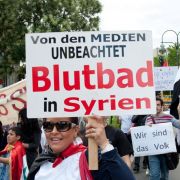 In Berlin treffen sich regelmäßig Oppositionelle, um für Freiheit und Demokratie in Syrien zu demonstrieren. In Berlin treffen sich regelmäßig Oppositionelle, um für Freiheit und Demokratie in Syrien zu demonstrieren.