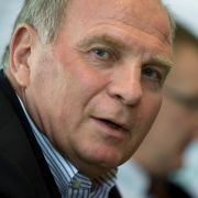 Bayern Münchens ehemaliger Manager Uli Hoeneß verriet, dass es Fußballkonkurrent BVB Dortmund heute womöglich gar nicht mehr gäbe, wenn er nicht vor sieben Jahren mit einer Finanzspritze in Höhe von zwei Millionen Euro ausgeholfen hätte. Bayern Münchens ehemaliger Manager Uli Hoeneß verriet, dass es Fußballkonkurrent BVB Dortmund heute womöglich gar nicht mehr gäbe, wenn er nicht vor sieben Jahren mit einer Finanzspritze in Höhe von zwei Millionen Euro ausgeholfen hätte.