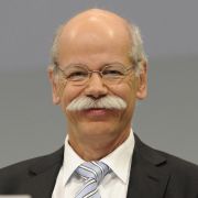 Daimler-Chef Dieter Zetsche hat gut lachen - genau wie seine Angestellten: Weil das Unternehmen 2011 gleich mehrere Rekorde eingefahren hat, bekommen auch die Mitarbeiter im April 4100 Euro extra aufs Konto. Wenn das mal keine Arbeitsmotivation ist. Daimler-Chef Dieter Zetsche hat gut lachen - genau wie seine Angestellten: Weil das Unternehmen 2011 gleich mehrere Rekorde eingefahren hat, bekommen auch die Mitarbeiter im April 4100 Euro extra aufs Konto. Wenn das mal keine Arbeitsmotivation ist.
