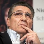 Kann Alzheimer-Patienten wie Rudi Assauer bald geholfen werden? US-Forscher glauben, im Kampf gegen die Krankheit einen wichtigen Durchbruch erzielt zu haben - mit einem Krebsmedikament, das bei Mäusen Alzheimer-Symptome rückgängig gemacht hat. Kann Alzheimer-Patienten wie Rudi Assauer bald geholfen werden? US-Forscher glauben, im Kampf gegen die Krankheit einen wichtigen Durchbruch erzielt zu haben - mit einem Krebsmedikament, das bei Mäusen Alzheimer-Symptome rückgängig gemacht hat.