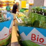 Alle wollen Bio, das geht aus einer Erhebung des Konsumforschungsunternehmens Nielsen hervor. Nach einer Delle im Jahr 2010 kletterte der Umsatz in Lebensmittelhandel und Drogeriemärkten 2011 um 9,9 Prozent auf rund 2,5 Milliarden Euro. Alle wollen Bio, das geht aus einer Erhebung des Konsumforschungsunternehmens Nielsen hervor. Nach einer Delle im Jahr 2010 kletterte der Umsatz in Lebensmittelhandel und Drogeriemärkten 2011 um 9,9 Prozent auf rund 2,5 Milliarden Euro.