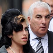 Mitch Winehouse, Vater der 2011 verstorbenen Sängerin Amy Winehouse, sieht seine Tochter zusammen mit Whitney Houston im Himmel. Mitch Winehouse, Vater der 2011 verstorbenen Sängerin Amy Winehouse, sieht seine Tochter zusammen mit Whitney Houston im Himmel.