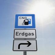Auch Erdgas ist an den Tankstellen bislang viel zu wenig verbreitet: Bundesweit gibt es nur rund 900 Stellen, die das günstige und umweltschonende Gas anbieten. Auch Erdgas ist an den Tankstellen bislang viel zu wenig verbreitet: Bundesweit gibt es nur rund 900 Stellen, die das günstige und umweltschonende Gas anbieten.