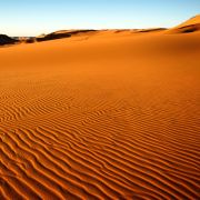 Seit den 1970er Jahren beschäftigt sich der Chemiker Peter Plichta bereits damit, Benzin aus Sand herzustellen. Seine Idee: Silizium, aus dem der größte Teil der Erdoberfläche besteht, ließe sich zur synthetischen Treibstoffgewinnung einsetzen. Seit den 1970er Jahren beschäftigt sich der Chemiker Peter Plichta bereits damit, Benzin aus Sand herzustellen. Seine Idee: Silizium, aus dem der größte Teil der Erdoberfläche besteht, ließe sich zur synthetischen Treibstoffgewinnung einsetzen.