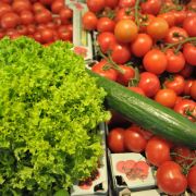 Bevor Obst und Gemüse auf dem Kompost sinnlos vergammeln, wollen Wissenschaftler des Fraunhofer-Instituts es zu Biomethan umwandeln. Damit könnten Autos effizient und umweltschonend fahren. Bevor Obst und Gemüse auf dem Kompost sinnlos vergammeln, wollen Wissenschaftler des Fraunhofer-Instituts es zu Biomethan umwandeln. Damit könnten Autos effizient und umweltschonend fahren.