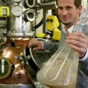 Benzin aus alten Brötchen - ebenfalls eine Alternative. «In Deutschland wird jährlich ein Überschuss von 600.000 Tonnen Brot produziert», sagt Timo Broeker vom Institut für Lebensmitteltechnologie der Hochschule Ostwestfalen-Lippe. Benzin aus alten Brötchen - ebenfalls eine Alternative. «In Deutschland wird jährlich ein Überschuss von 600.000 Tonnen Brot produziert», sagt Timo Broeker vom Institut für Lebensmitteltechnologie der Hochschule Ostwestfalen-Lippe.
