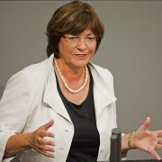 Die Bundestagsabgeordnete und ehemalige Gesundheitsministerin Ulla Schmidt (SPD) spricht am Donnerstag (14.04.11) im Bundestag in Berlin. Die Bundestagsabgeordnete und ehemalige Gesundheitsministerin Ulla Schmidt (SPD) spricht am Donnerstag (14.04.11) im Bundestag in Berlin.