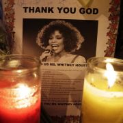 Kerzen und geschriebene Trauerbekundungen wurden an der New Hope Baptist Church in Newark aufgestellt, wo die Trauerfeier für Whitney Houston im engeren Familienkreis stattfindet. Kerzen und geschriebene Trauerbekundungen wurden an der New Hope Baptist Church in Newark aufgestellt, wo die Trauerfeier für Whitney Houston im engeren Familienkreis stattfindet.