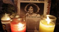 Kerzen und geschriebene Trauerbekundungen wurden an der New Hope Baptist Church in Newark aufgestellt, wo die Trauerfeier für Whitney Houston im engeren Familienkreis stattfindet.