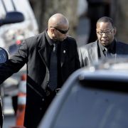 Whitneys Ex-Ehemann Bobby Brown (rechts) war ebenfalls bei der Trauerfeier in der New Hope Baptist Church zugegen. Er galt lange Zeit als schlechter Einfluß für die Sängerin. Whitneys Ex-Ehemann Bobby Brown (rechts) war ebenfalls bei der Trauerfeier in der New Hope Baptist Church zugegen. Er galt lange Zeit als schlechter Einfluß für die Sängerin.