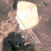 Area 51 gilt als Liebling unter Verschwörungstheoretikern weltweit. Die Annahme hält sich hartnäckig, dass die Amerikaner auf dem militärischen Sperrgebiet in der Wüste Nevadas Kontakt zu Aliens aufnehmen und erforschen würden. Area 51 gilt als Liebling unter Verschwörungstheoretikern weltweit. Die Annahme hält sich hartnäckig, dass die Amerikaner auf dem militärischen Sperrgebiet in der Wüste Nevadas Kontakt zu Aliens aufnehmen und erforschen würden.