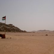 Weniger geheim, aber dafür umso gefährlicher: Die Marokkanische Mauer gilt als das längste Minenfeld der Welt. 2500 bis 2700 Kilometer misst der Sandwall in der Westsahara - gesichert ist er durch Stacheldraht, Granaten und Landminen. Weniger geheim, aber dafür umso gefährlicher: Die Marokkanische Mauer gilt als das längste Minenfeld der Welt. 2500 bis 2700 Kilometer misst der Sandwall in der Westsahara - gesichert ist er durch Stacheldraht, Granaten und Landminen.