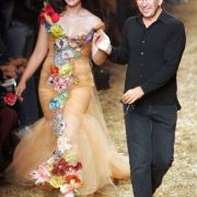 Crystal Renn mit Designer Jean-Paul Gaultier. Crystal Renn mit Designer Jean-Paul Gaultier.