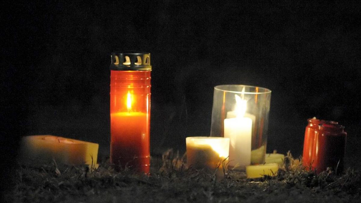 Kerzen an der Stelle, wo sich ein Mensch das Leben nahm. (Foto)