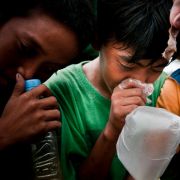 Platz 12: Weltweit sterben jährlich bis zu 20 Kinder am Lösungsmittelmissbrauch durch Herzstillstand oder Ersticken, wenn sie eine Plastiktüte über den Kopf ziehen. Die Lösungsmittel schädigen Herz, Hirn und Niere. Platz 12: Weltweit sterben jährlich bis zu 20 Kinder am Lösungsmittelmissbrauch durch Herzstillstand oder Ersticken, wenn sie eine Plastiktüte über den Kopf ziehen. Die Lösungsmittel schädigen Herz, Hirn und Niere.