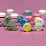 Platz 18: Ecstasy gilt seit den 1980er Jahren als Partydroge schlechthin. Sie löst Euphorie, und Kontaktfreude aus, kann aber auch zu Halluzinationen und Todesfällen durch Dehydrierung führen. Zudem sind Erinnerungslücken möglich, aber revesibel. Platz 18: Ecstasy gilt seit den 1980er Jahren als Partydroge schlechthin. Sie löst Euphorie, und Kontaktfreude aus, kann aber auch zu Halluzinationen und Todesfällen durch Dehydrierung führen. Zudem sind Erinnerungslücken möglich, aber revesibel.