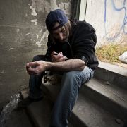Platz 1: Laut den britischen Forschernist Heroin die gefährlichste Droge schlechthin. An ihr sterben jährlich tausende Menschen. Heroin wird gespritzt oder geraucht, wirkt schnell und ist höchst suchterzeugend. Eine Überdosis endet meist tödlich. Platz 1: Laut den britischen Forschernist Heroin die gefährlichste Droge schlechthin. An ihr sterben jährlich tausende Menschen. Heroin wird gespritzt oder geraucht, wirkt schnell und ist höchst suchterzeugend. Eine Überdosis endet meist tödlich.