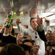 Platz 5: Alkohol ist eine der ältesten Drogen der Menschheit, die zehntausende Todesfälle jährlich verzeichnet. Das Problem: Sie ist billig, leicht zugänglich und sorgt bei jeder Party für gute Laune - zumindest bis zu einem gewissen Punkt. Platz 5: Alkohol ist eine der ältesten Drogen der Menschheit, die zehntausende Todesfälle jährlich verzeichnet. Das Problem: Sie ist billig, leicht zugänglich und sorgt bei jeder Party für gute Laune - zumindest bis zu einem gewissen Punkt.