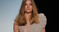 Designer lassen ihre Models seit Jahren nur allzu gerne halbnackt über den Laufsteg flanieren, wie hier in einer Kreation von Lever Couture auf der Berliner Modewoche.