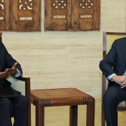 Am 27. März 2012 akzeptiert Syrien einen Friedensplan des Sondergesandten Kofi Annan (links), der eine von den UN beobachtete Waffenruhe vorsieht. Am 27. März 2012 akzeptiert Syrien einen Friedensplan des Sondergesandten Kofi Annan (links), der eine von den UN beobachtete Waffenruhe vorsieht.
