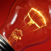 ... die bereits 1924 ihren Lauf nahm. Damals schlossen sich mehrere Glühbirnenhersteller zu einem Kartell zusammen und schlossen einen Pakt: Sie wollten ihre Leuchtmittel so manipulieren, dass sie statt 2500 nur noch 1000 Stunden brannten. ... die bereits 1924 ihren Lauf nahm. Damals schlossen sich mehrere Glühbirnenhersteller zu einem Kartell zusammen und schlossen einen Pakt: Sie wollten ihre Leuchtmittel so manipulieren, dass sie statt 2500 nur noch 1000 Stunden brannten.