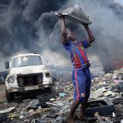 7,8 Kilogramm Elektroschrott verursacht laut Berechnungen der EU jeder Deutsche pro Jahr. Ein Großteil wird illegal nach Afrika verschifft. Riesige Müllhalden verunstalten etwa Ghanas Hauptstadt Accra und gefährden Bevölkerung und Natur. 7,8 Kilogramm Elektroschrott verursacht laut Berechnungen der EU jeder Deutsche pro Jahr. Ein Großteil wird illegal nach Afrika verschifft. Riesige Müllhalden verunstalten etwa Ghanas Hauptstadt Accra und gefährden Bevölkerung und Natur.