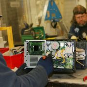 Dabei ginge es auch anders: Reparieren statt wegwerfen. In den Niederlanden gibt es bereits 25 sogenannte Repair Cafés, in denen sich Bastler und Schrauber treffen, um defekte Geräte wieder in Schwung zu bringen. Dabei ginge es auch anders: Reparieren statt wegwerfen. In den Niederlanden gibt es bereits 25 sogenannte Repair Cafés, in denen sich Bastler und Schrauber treffen, um defekte Geräte wieder in Schwung zu bringen.