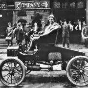 Er lief und lief und lief: 15 Millionen Autos der Marke Ford T gingen zwischen 1908 und 1927 vom Laufband. Das Auto war zwar nicht sonderlich stylisch, aber äußerst robust und langlebig. Schlecht für's Geschäft, merkte irgendwann auch Henry Ford. Er lief und lief und lief: 15 Millionen Autos der Marke Ford T gingen zwischen 1908 und 1927 vom Laufband. Das Auto war zwar nicht sonderlich stylisch, aber äußerst robust und langlebig. Schlecht für's Geschäft, merkte irgendwann auch Henry Ford.