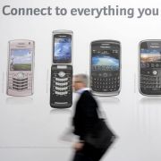 Mit eingebauten Akkus wird die Akkulebensdauer zur Produktlebensdauer. Eine Strategie, die sich viele Hersteller bei Apple abgeschaut zu haben scheinen. Denn heute gibt es kaum noch Handys mit austauschbarer Batterie. Mit eingebauten Akkus wird die Akkulebensdauer zur Produktlebensdauer. Eine Strategie, die sich viele Hersteller bei Apple abgeschaut zu haben scheinen. Denn heute gibt es kaum noch Handys mit austauschbarer Batterie.