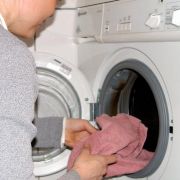 Waschmaschinen liefen früher meist 15 Jahre und länger. Heute zicken sie meist schon nach 5 Jahren. Häufiger Grund: Die Heizung ist defekt. Eine Reparatur lohnt meist nicht, weil Ersatzteile zu teuer sind. Also wird ein neues Gerät gekauft. Waschmaschinen liefen früher meist 15 Jahre und länger. Heute zicken sie meist schon nach 5 Jahren. Häufiger Grund: Die Heizung ist defekt. Eine Reparatur lohnt meist nicht, weil Ersatzteile zu teuer sind. Also wird ein neues Gerät gekauft.