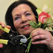 Carmen Mink hat eine Blumenschere erfunden, die Stängel gleich quer anschneidet. Sie gehört dem Erfinderclub Koblenz an. Carmen Mink hat eine Blumenschere erfunden, die Stängel gleich quer anschneidet. Sie gehört dem Erfinderclub Koblenz an.
