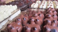 Brüste aus Schokolade liegen im Laden «Swiet  Seksie» in Antwerpen.