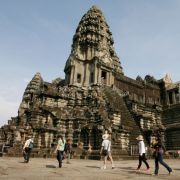 Die Kambodschanische Stadt Siem Reap landet auf Platz 9 der beliebtesten Städte. Der Grund: Sie liegt der beeindruckenden archäologischen Sehenswürdigkeit Park Angkor am nächsten. Die Kambodschanische Stadt Siem Reap landet auf Platz 9 der beliebtesten Städte. Der Grund: Sie liegt der beeindruckenden archäologischen Sehenswürdigkeit Park Angkor am nächsten.