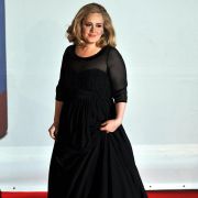 Adele besuchte mehrere Schulen, bis sie auf der BRIT School (eigentlich: London School For Performing Arts) angenommen wurde Adele besuchte mehrere Schulen, bis sie auf der BRIT School (eigentlich: London School For Performing Arts) angenommen wurde