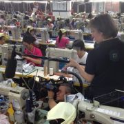 Wie fair geht es dort zu, wo Adidas fertigen lässt? Arbeiterinnen bei der Schuhproduktion im chinesischen Dongguan müssen schuften.