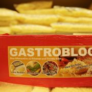 Kein echter, sondern künstlicher Käse landet auf der Pizza. Kein echter, sondern künstlicher Käse landet auf der Pizza.