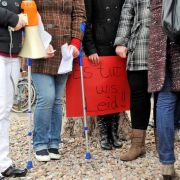 Am 29. März versammelten sich 50 Bürger vor der Polizeidienststelle in Emden und verlangten, den Verdächtigen herauszugeben. Am 29. März versammelten sich 50 Bürger vor der Polizeidienststelle in Emden und verlangten, den Verdächtigen herauszugeben.