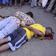 Zwei junge Plünderer wurden auf Haiti einfach erschossen. Zwei junge Plünderer wurden auf Haiti einfach erschossen.