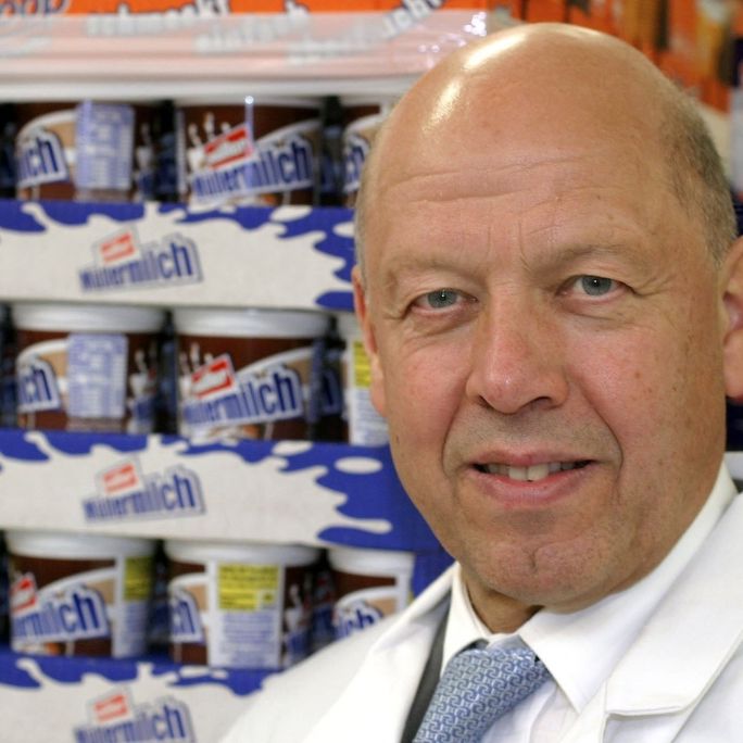 Theo Müller und seine Molkerei Müller Milch müssen sich seit Jahrzehnten mit Nazi-Verdächtigungen herumschlagen.